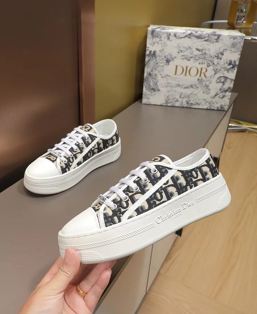 👟👟Ex-factory price 440👟👟 DIOR Dior's new thick-soled sports white shoes, electro-embroidered fabric, embroidered letters, breathable mesh lining, sheepskin for foot pads, lightweight outsole. Size: 35-40 (41 customized)